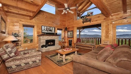 Romantic Escape with panoramic Mountain Views, great location 2.5 steps to enter