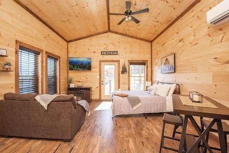 ⛰Romantic Tiny Home – Wi-Fi & Hot Tub & Fire Pit