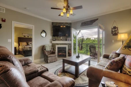 Shirley’s Mountain Blessing ft 1 King Bedroom 1.5 Bathrooms w/ Bunk Room