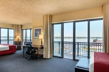 Shoreline Inn & Conference Center, an Ascend Collection Hotel