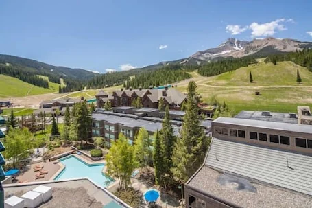Shoshone Ski-In/Out w/ amazing views, community hot tub/pool/fitness center & fireplace!