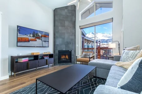 Ski In/Out 2BD Top floor W/Amazing Views