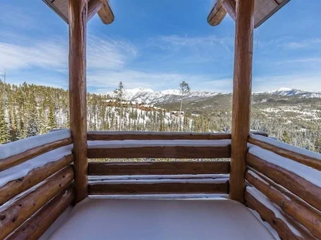 Ski-in/Out w/Private Hot Tub & Gorgeous Views – Saddle Ridge – Slopeside Retreat