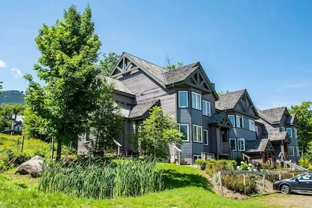 Ski in/Ski out 2 Bedroom Directly on Grammy Jay Run