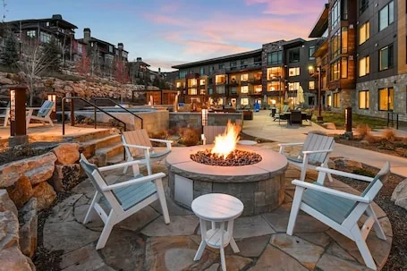 Ski-in/ski-out 2 Bedroom | Private Balcony!