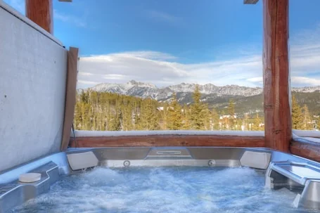 Ski-in/ski-out home w/private hot tub in Moonlight Basin – Saddle Ridge – Montana Mountain Chalet