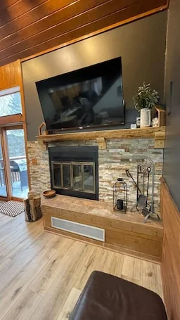 Ski-In/Ski-Out lodge near hiking/golf, restaurants, Lake Superior and sleeps 8.