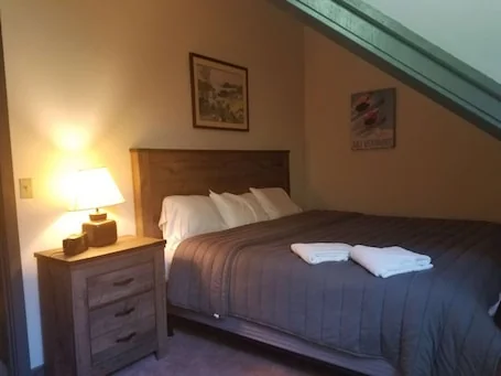 ☆ SKI ON & OFF! ☆ Spruce Glen D on Great Eastern Trail w/AC, Sauna, Fireplace