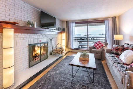 ⭐️Ski On-Ski Off Cozy Mountain Condo w/Real Wood Fire Place- King Bed 2-Bed/Bath