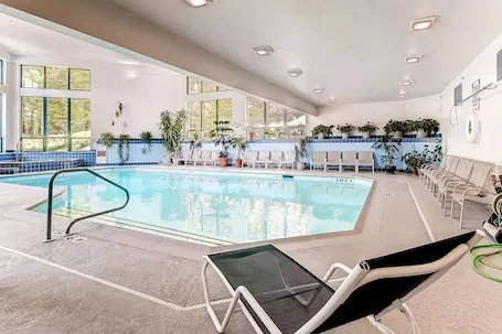 ☆ SKI ON/OFF! ☆ Luxe 2BR+ Trailside! Steam Shower, hot tub, pool, gym +more