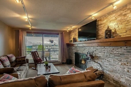 ⭐️Ski-On/Ski-Off COZY BEAUTIFUL MOUNTAIN CONDO 2-Bed/2-Bath with Fireplace