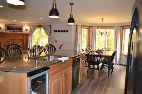 Ski to your 4 bdrm condo w/2 fireplaces and HOT TUB!