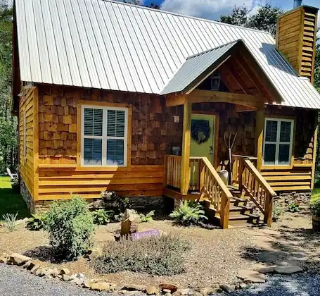 ♥ Sleep in the woods, wake to the birds – Hot tub, King bed, PRIVACY!