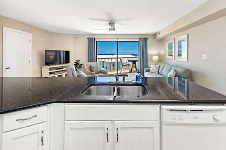 Sleeps 10|Oceanfront|King|beach amenities|W/D