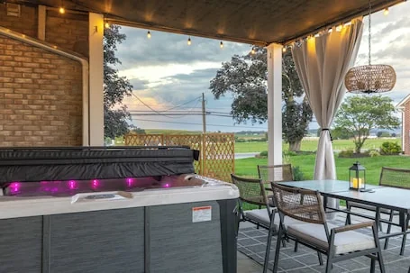 Spacious 5bdrm house with AC and WiFi /Family Friendly/Fire Pit /HOT TUB