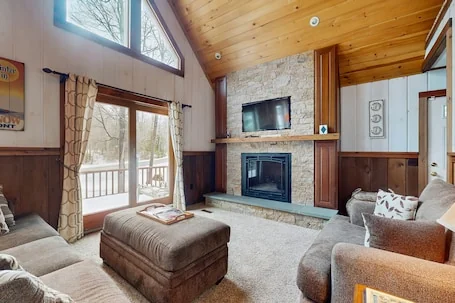 Spacious house w/ hot tub, sauna, woodstove, gas fireplace, wet bar, AC, w/d