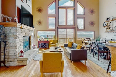 Spacious house w/shared pool & tennis court, private hot tub, lake view