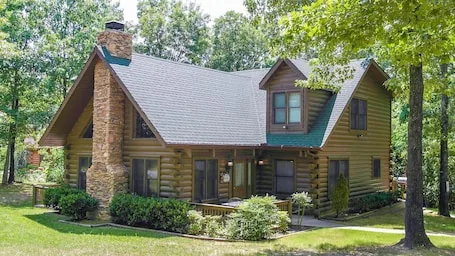SPACIOUS LOG HOME near Big Cedar and Branson w/Hottub