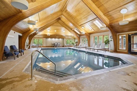 Spacious, tastefully decorated 3 bedroom condo w/sports center – Highridge A18