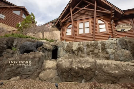 Spacious Unit w/Beautiful Sunset Mountain Views Wraparound Balcony 4005