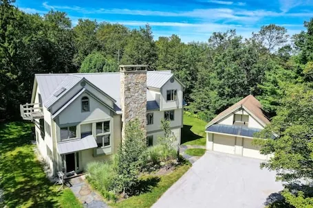 Stratton; Ski on/off, hot tub, King beds, 2 FPs, Office, Foosball