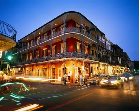 Studio Apartment Upper Garden District 2 blocks from Magazine Street.
