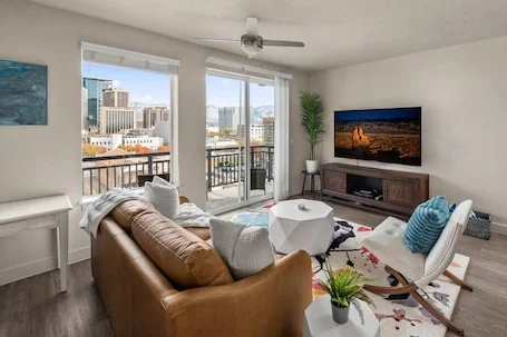 Stunning 1BD Pool/Htub/Gym Near Convention Centre
