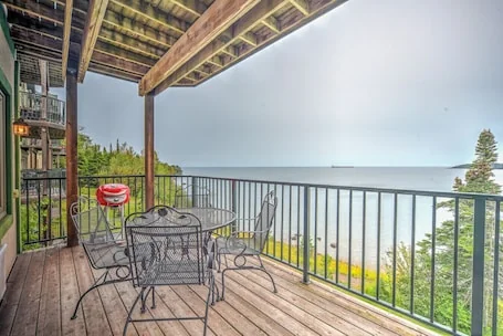Stunning Waterfront Condo- Pool/Hot Tub/Sauna (3BR 3Bath)