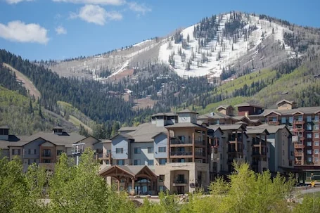 Sundial Lodge Condo Steps from Red Pine Gondola by RedAwning