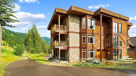 Tasteful 3 bedroom/2 bath condo + Hot Tub on Whitefish Mountain Resort