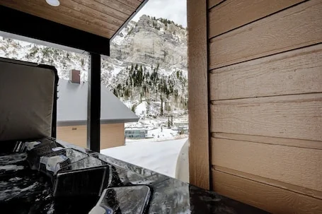 The Baldy Traverse Retreat ski-in/out to Snowbird complimentary shuttle to Alta