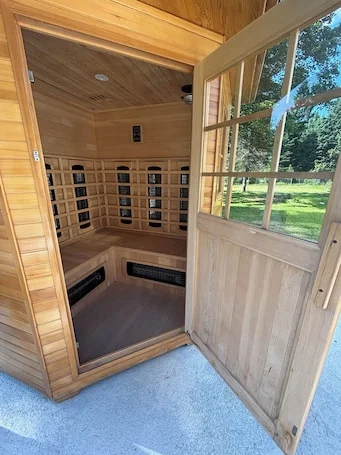 The Blueberry Farm on 1.5 acres of land, with hot tub and sauna