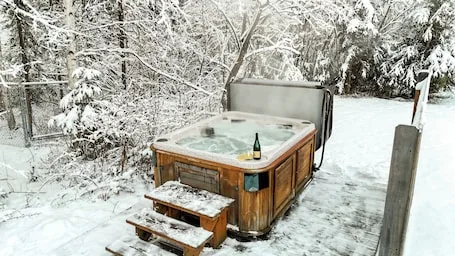 The Bush Pilot House • Cozy Retreat with Hot Tub