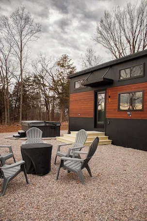 THE CAAMP. Gorgeous 2-bedroom tiny home. Very close to the Barn/Pebble Creek