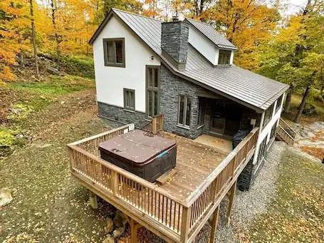 The Navillus House: Hot Tub, Ski On/Ski Off, A/C. Discounted Ski Rentals.