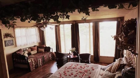 The Nest at 188 is a unique lodging/retreat located in Eureka Springs, Arkansas.