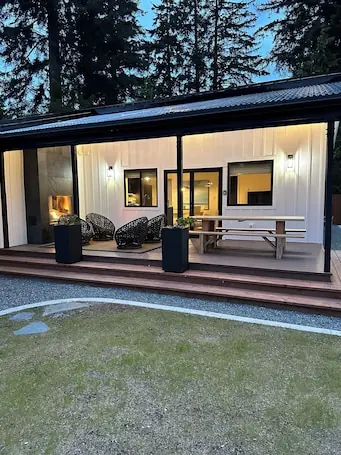 The Seedling – outdoor gas fireplace, hot tub & grill near shops & trails