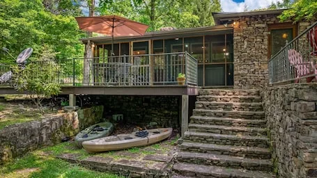 The Shire-riverside w/hot tub, fire pit, kayaks & fenced yard