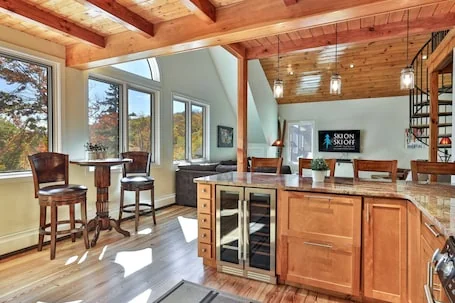 The Slopeside Estate Guesthouse: Ski On/Off, Hot Tub, Views!