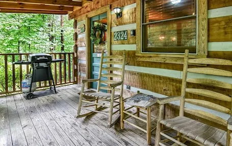 Time to Relax – 5 1/2 miles from the main strip, Pigeon Forge TN