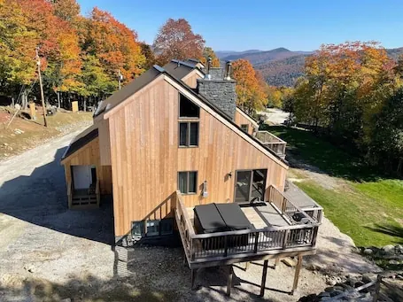 Trailside Village #3: Slopeside 1BR w/ Hot Tub and Sauna. Ski In/Out with Discounted Ski Rentals