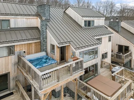 Trailside Village #4: Slopeside 3BR w/ Hot Tub and Sauna. Ski In/Out with Discounted Ski Rentals