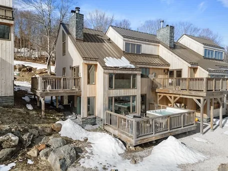 Trailside Village #5: Slopeside 1BR w/ Hot Tub and Sauna. Ski In/Out with Discounted Ski Rentals