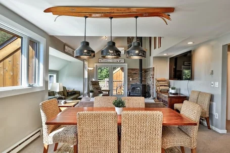 Trailside Village #8: Slopeside 3BR w/ Hot Tub and Sauna. Ski In/Out with Discounted Ski Rentals