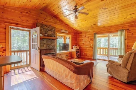 Tranquil Creek – Honeymoon creek/waterfall/hottub