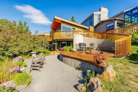 Uniquely designed downtown getaway with ocean view, hot tub, patio, & WiFi