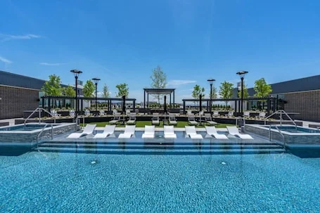 Vibrant 1BD 1BA w/Pool, Gym, HTub, Bowling + More!