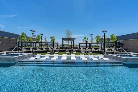 Views! Amenities! Pool/Spa/Gym/Bowl/Pking!