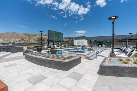VIEWS! Capitol! Year round POOL/Spa/Gym/Bowling!