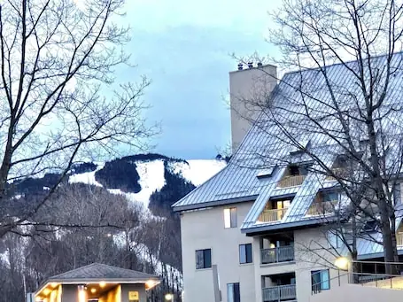 Walk to Lifts – Hot Tubs&Pub – Sleeps 4 – SuperHost/Guest Favorite Now on VRBO!